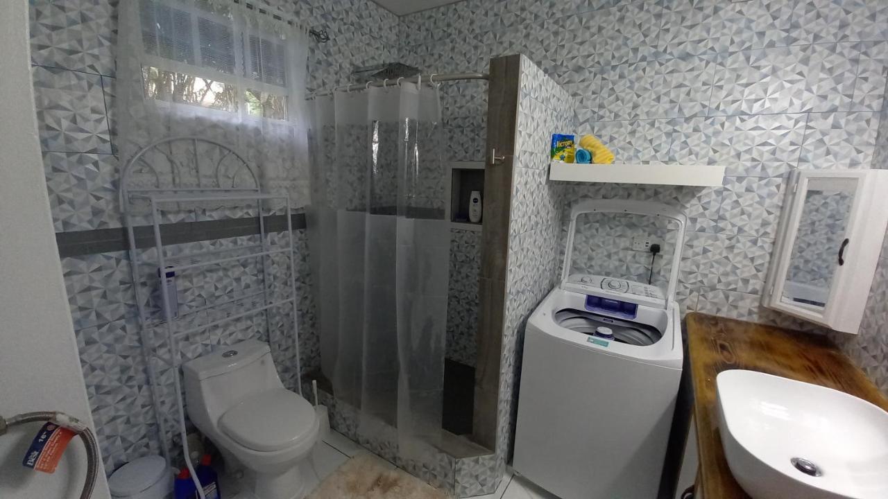 Cozy Vacation Retreat With Free Parking Leilighet Roseau Eksteriør bilde